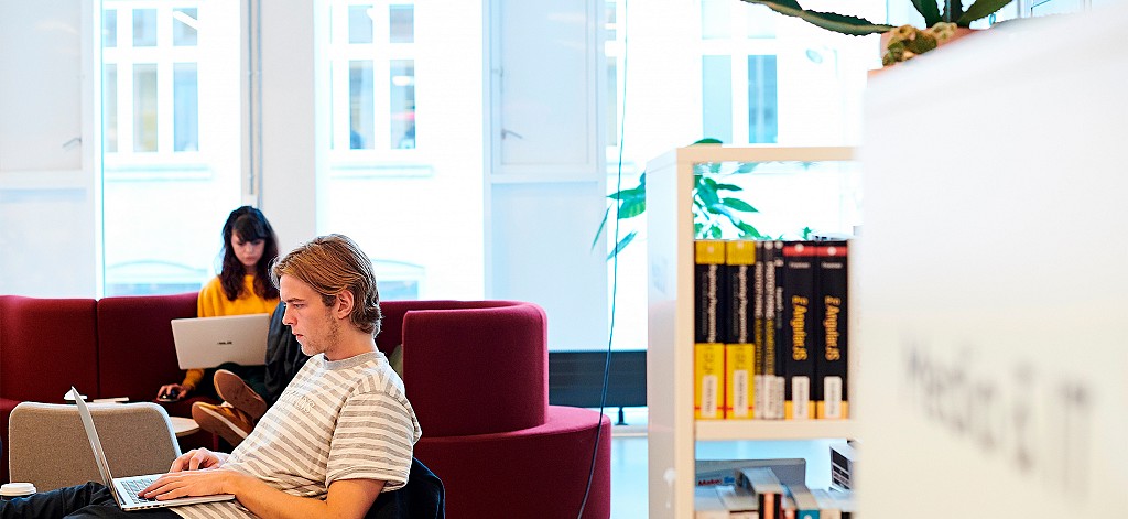 Der er masser af plads til at læse og arbejde på projekter på biblioteket